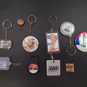 Lote siguiente: Lote de Pines y Llaveros del Frente Amplio y Figuras Políticas Uruguayas