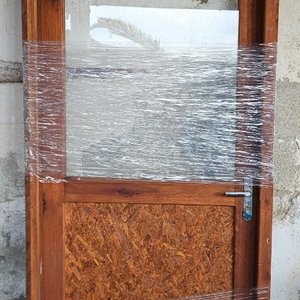 Lote siguiente: Puerta con marco y cerradura