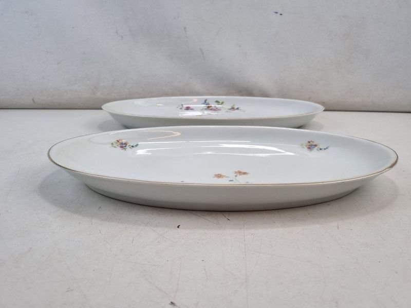 L 291 - 2 Piezas - Par de atractivas fuentes ovaladas para mesa, en fina porcelana de la firma 'Real S. Paulo Made In Brazil', con delicada decoración floral policromada y filete dorado en los bordes