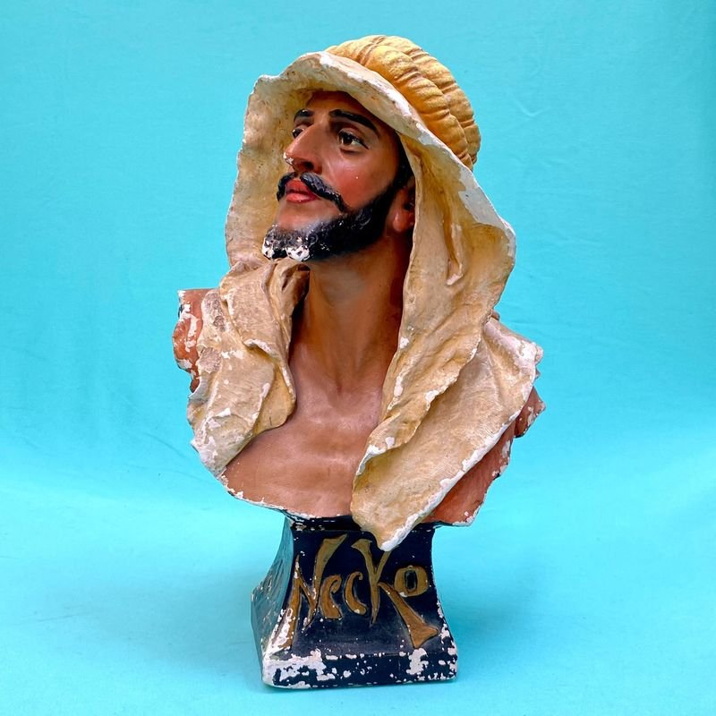 Figura busto de Jeque o Personaje del Medio Oriente en tiza pintada a mano