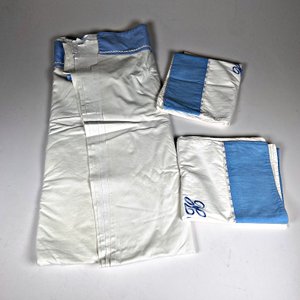 Juego de Sábana y Fundas Bordadas Blancas y Azules - imagen 2