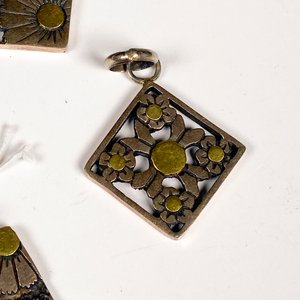 Lote de Cuatro Colgantes Metálicos con Diseño Floral - imagen 6