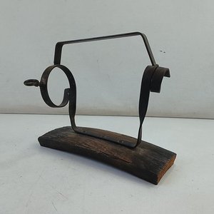 Soporte Rústico para Botellas con Base de Madera y Hierro - imagen 3
