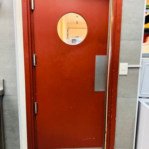 Dos Puertas Vaivén Madera Laqueada con Ojo de Buey y Bajo de Acero Inoxidable - imagen 3