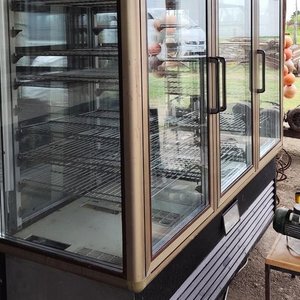 Exhibidor Refrigerado de Postres con 3 Puertas de Vidrio - imagen 2
