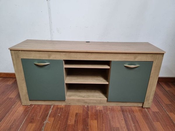 Mueble de arrime bajo en melamina, verde y símil madera, con estantes y puertas