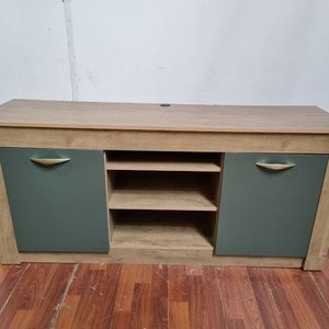 Mueble de arrime bajo en melamina, verde y símil madera, con estantes y puertas - imagen 1