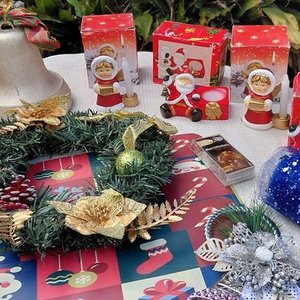 Lote de Artículos Navideños: Adornos, Muñecos y Decoración Festiva - imagen 2