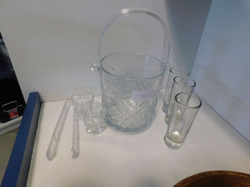 Hielera con accesorios y vasos