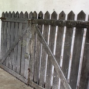 Lote siguiente: Puerta Antigua de Madera Rústica con Postigos