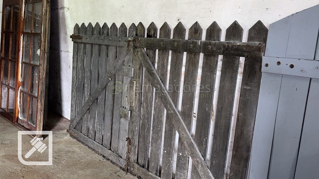 Puerta Antigua de Madera Rústica con Postigos