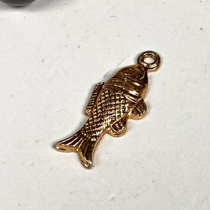 Anillo con Piedra Celeste, Dije de Pez Dorado y Trabacorbatas Enchapado - imagen 6