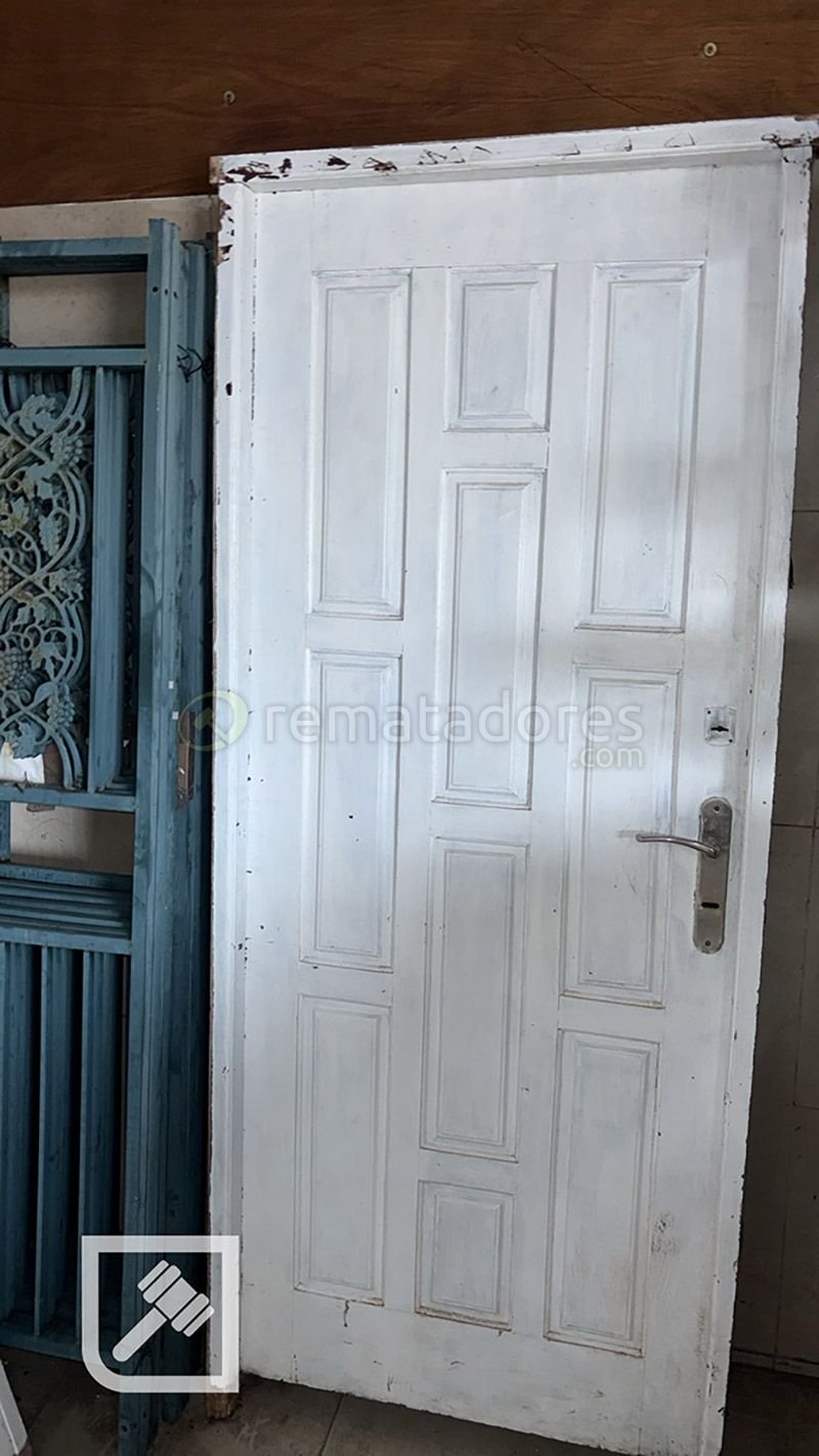Puerta Blanca de Madera con Marcos y Estanterías Metálicas