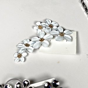 Conjunto de Joyería Fantasía: Cadena con Dije Corazón y Par de Aretes Florales - imagen 3
