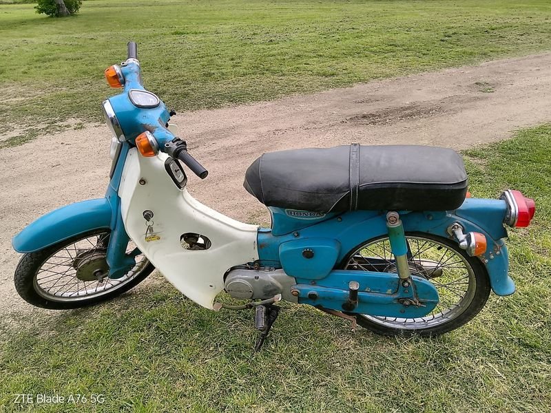 Moto Honda 70 Clásica Azul y Blanca