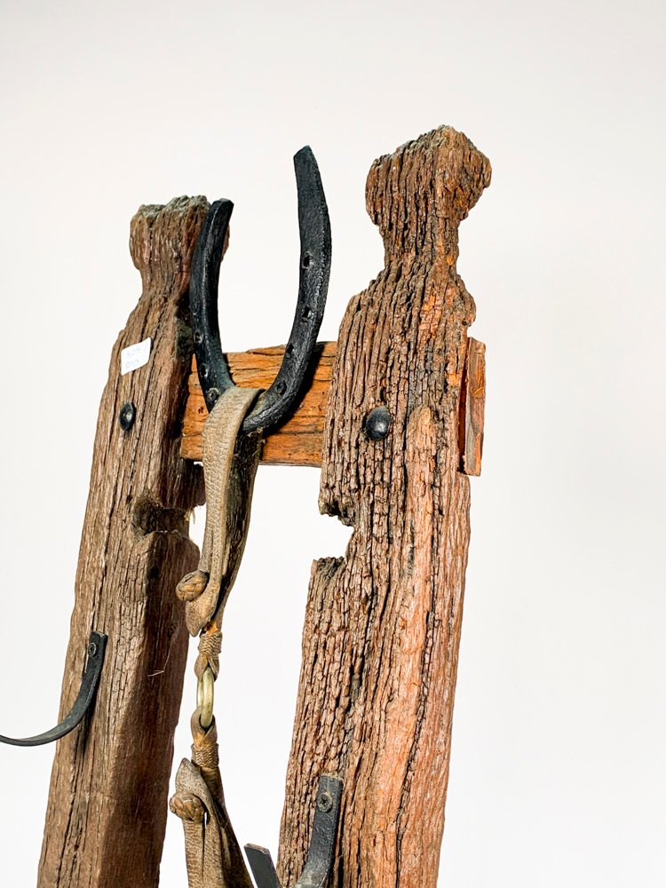 Perchero rustico en madera dura con decoración de estribos y herraduras - imagen 5