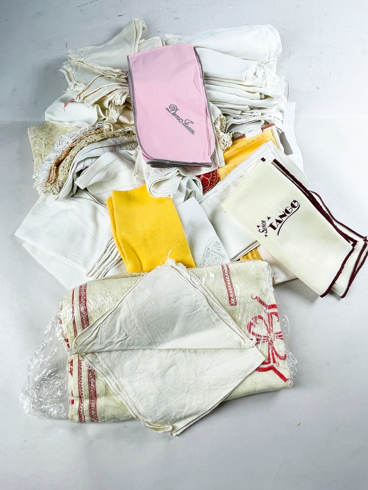Lotes de toallas y ropa en diferentes colores y materiales - imagen 2
