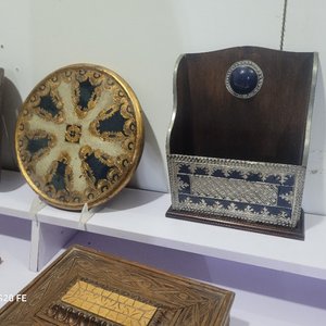 Lote de 11 piezas: Bandeja Marquetería, Cofre Tallado, Cuadro Geniol y Más - imagen 4