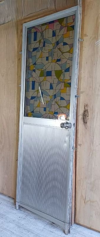 Ventana con marco de aluminio y vidrio con patrón geométrico - imagen 8