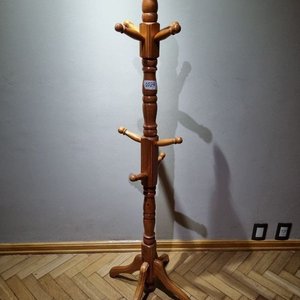 Perchero de Pie de Madera Torneada con Base de Cuatro Patas - imagen 1