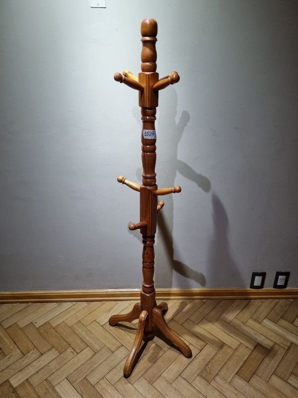 Perchero de Pie de Madera Torneada con Base de Cuatro Patas