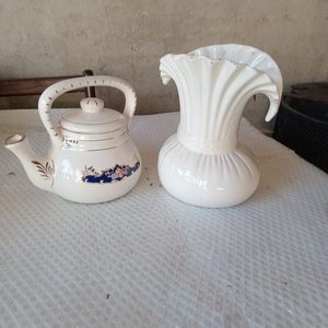 Lote siguiente: Juego de Cafetera y Jarrón Blanco con Detalles Dorados y Florales