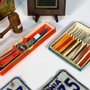 Lote de Colección: Martillo, Tijera, Placas, Pinches y Lata Vintage - imagen 3