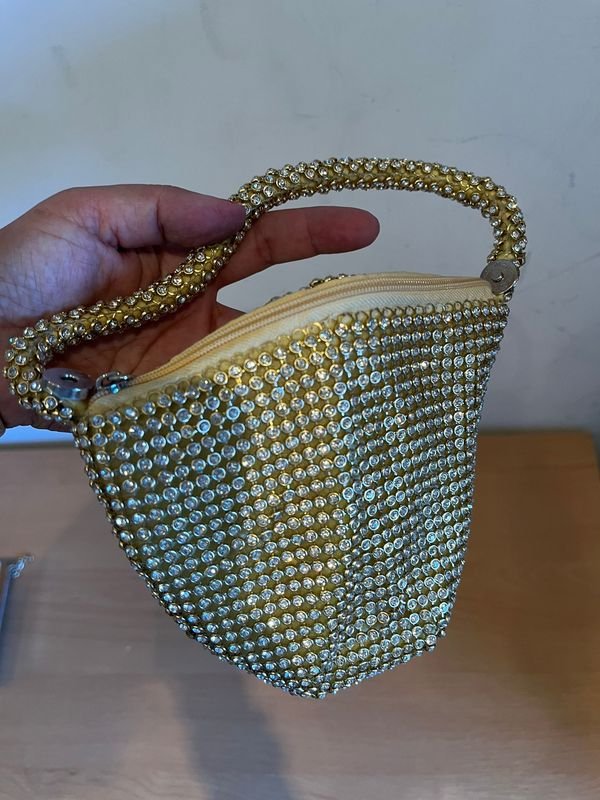 Cartera de fiesta chica con diseño de strass en dorado - imagen 1
