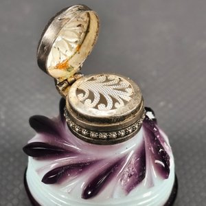 Antiguo Perfumero Francés de Viaje en Cristal Opalino con Detalles Violeta y Tapa de Plata Sellada - imagen 6