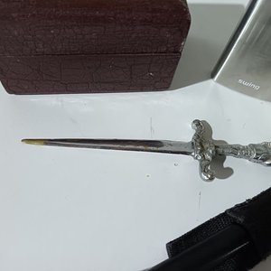 Cofre Marrón, Abrecartas Daga, Linterna Maglite y Petaca "Swing" - imagen 3