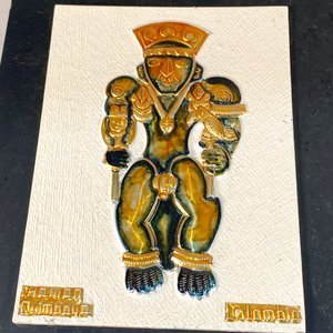 Lote de Tres Cuadros Decorativos con Motivos Culturales y Caligráficos - imagen 2