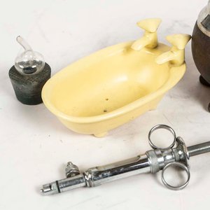 Mate de Cuero y Metal con Jeringa y Mini Bañera Decorativa - imagen 2