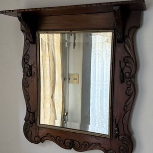 Espejo Perchero Antiguo Tallado en Madera Oscura con Repisa y Ganchos Metálicos - imagen 2