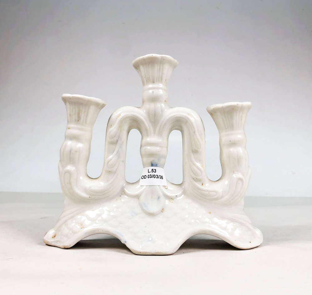 Lote siguiente: Candelabro en loza blanca con tres velas