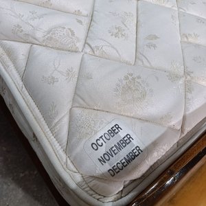 Colchón King Blanco con Diseño Floral y Etiquetas de Meses - imagen 2