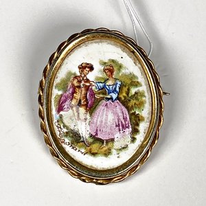 Dos Prendedores Vintage: Uno de Porcelana con Escena Romántica y Otro Metálico Art Decó - imagen 3