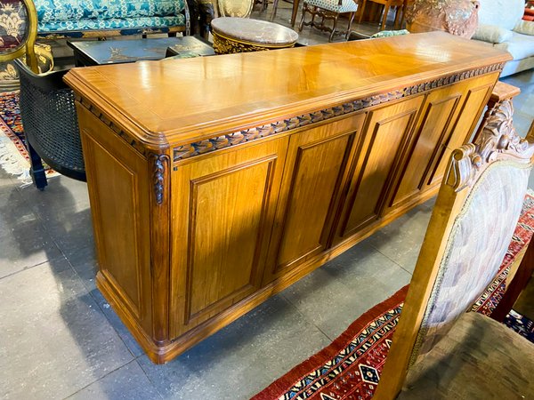 Mueble Bar o Aparador de Madera con Detalles Tallados - imagen 1