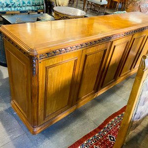 Lote siguiente: Mueble Bar o Aparador de Madera con Detalles Tallados