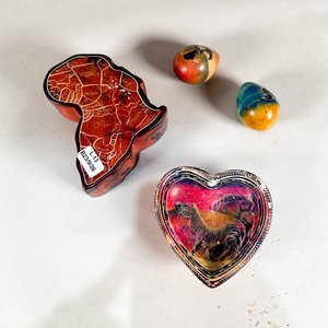 Lote siguiente: Cuatro Piezas Decorativas de Piedra: Corazón, Huevos y Alhajero Estilo Africano