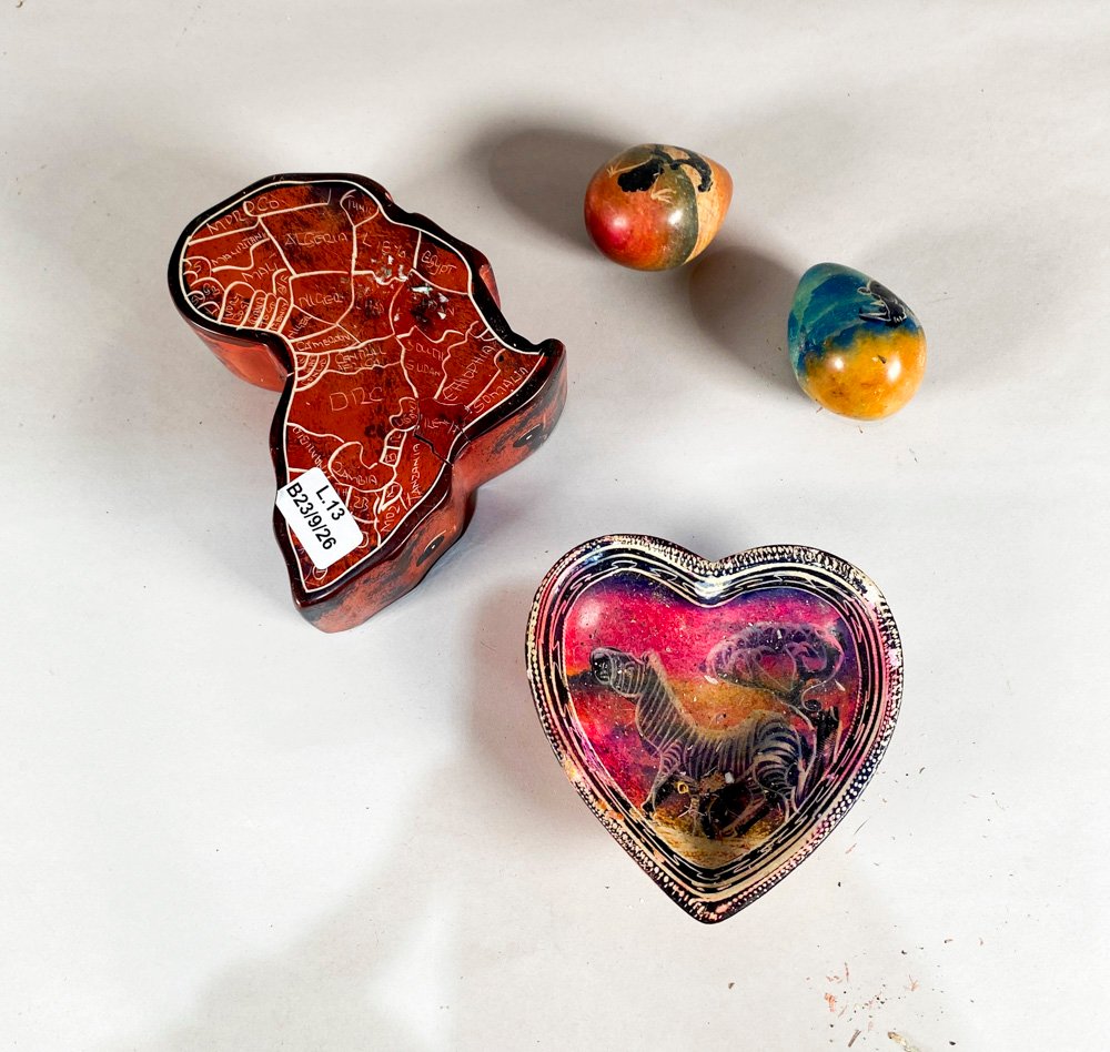 Cuatro Piezas Decorativas de Piedra: Corazón, Huevos y Alhajero Estilo Africano
