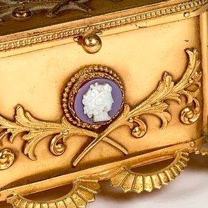Cofre Alhajero Metálico Dorado con Camafeos y Placa Central - imagen 3