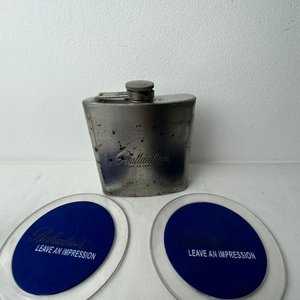 Petaca de Acero Inoxidable y 4 Posavasos Monograma Ballantine's - imagen 2