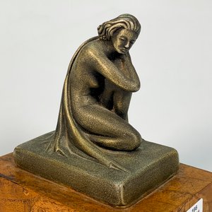 Escultura Dama Inclinada en Yeso Gris sobre Base de Madera - imagen 2
