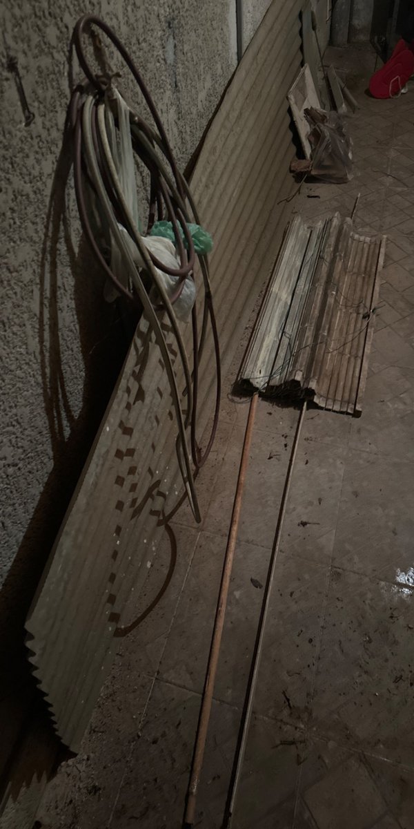 Chapa Metálica y Manguera de Plástico