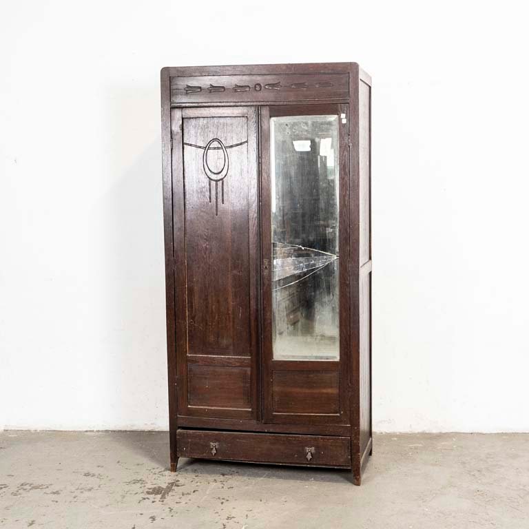 Lote anterior: Ropero de roble con detalles y fisuras