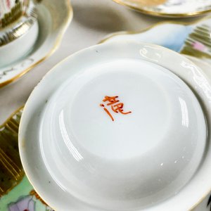 Juego de 4 Tazas Orientales con Platillos Decorados - imagen 4