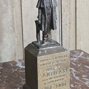 Estatuilla Conmemorativa José Gervasio Artigas Bicentenario Banco República 20cm Firmada Zorrilla - imagen 3