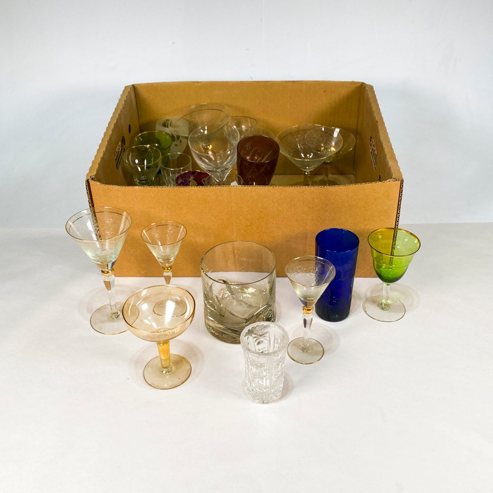 Colección de Copas y Vasos en Diferentes Tamaños y Diseños