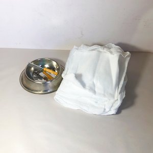 Lote siguiente: Plato Metálico, Dos Peines para Mascota y Malla Sombra Blanca