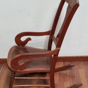 Antigua Mecedora de Madera con Apoyabrazos y Respaldo Tallado - imagen 4